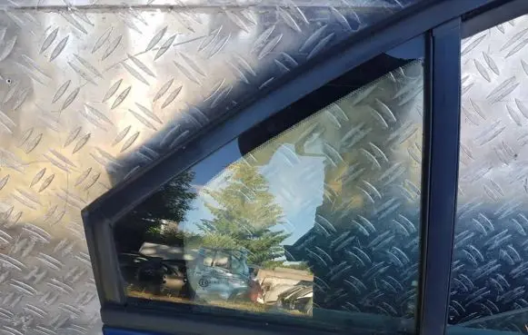Nissan Primera Rear vent window glass 