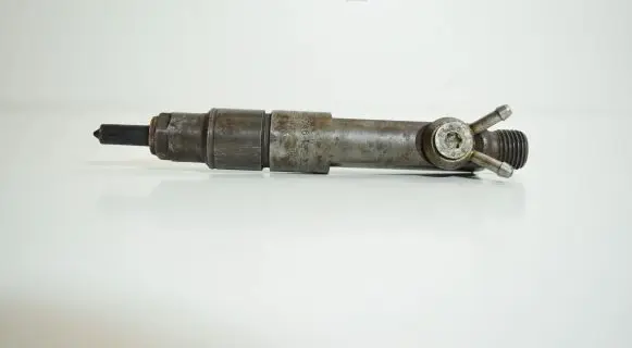 Audi A6 S6 C4 4A Fuel injector 046130201E