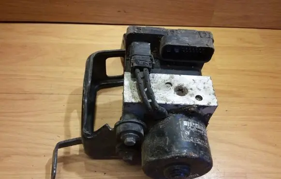 Volkswagen Golf IV ABS Pump 1J0907379P