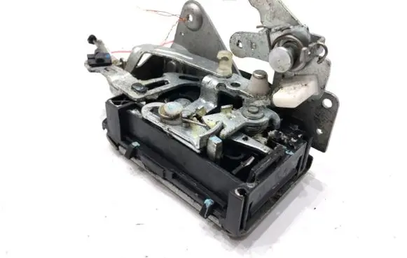 Volkswagen Fox Front door lock 5Z3837014B