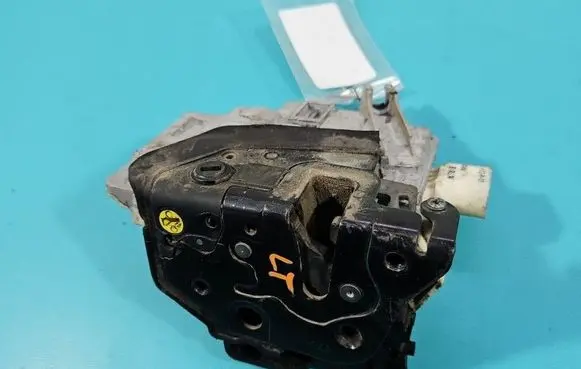 Seat Leon (1P) Rear door lock 1P0839015 IMPRK1553296