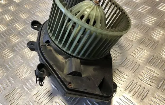 Volkswagen PASSAT B5.5 Heater fan/blower 8D1820021 740221233F