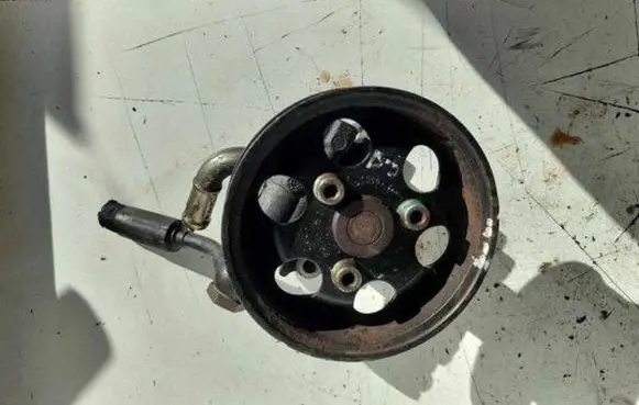 Volkswagen PASSAT B5 Power steering pump 058145255E