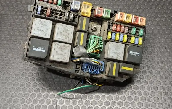 Ford Mondeo Mk III Fuse module 1S7T14A390AA 71544755
