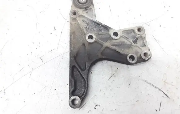 Engine mounting bracket