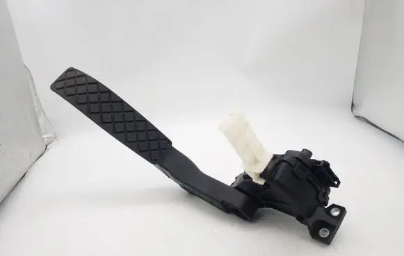 Volkswagen Touareg I Accelerator throttle pedal 7L0723507D 6PV00802624