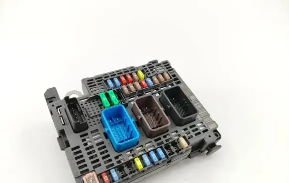 Peugeot 508 RXH Fuse module 9810296480