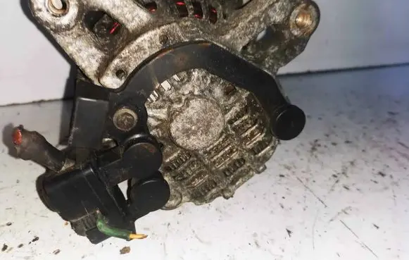 Toyota Avensis T220 Generator/alternator 0124315024