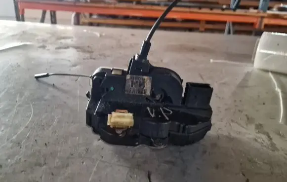Opel Insignia A Front door lock