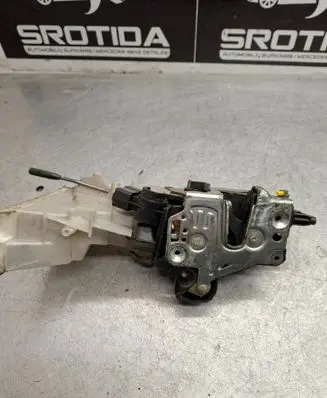 Mercedes-Benz E W210 Front door lock 2027203535