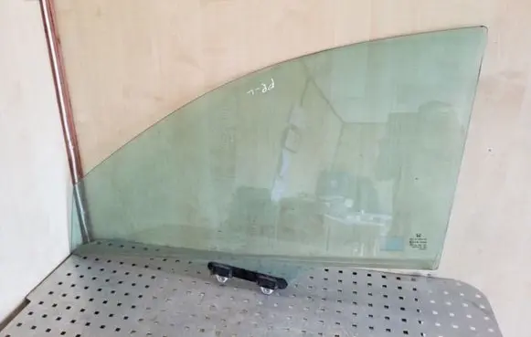 Honda CR-V Front door window glass four-door