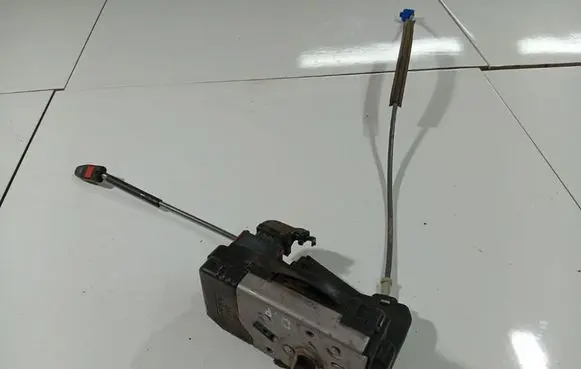 Opel Zafira A Front door lock 