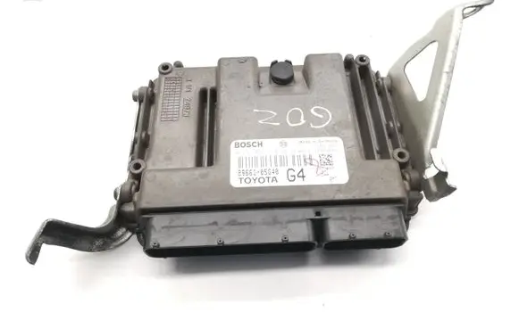 Toyota Avensis T270 Engine control unit/module 8966105G40 0281033210