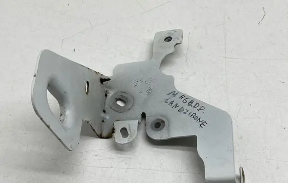 Renault Megane III Fender mounting bracket 289267516R