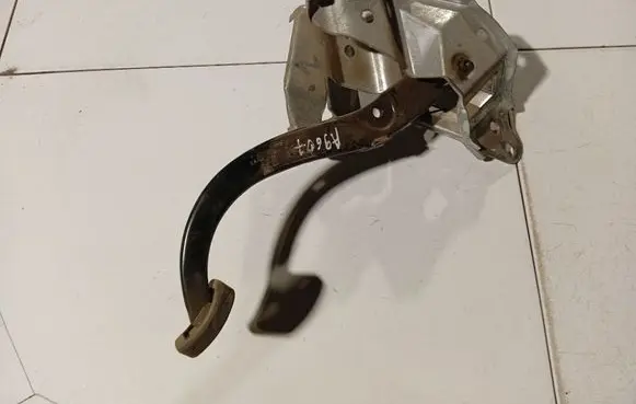 Opel Astra H Brake pedal 