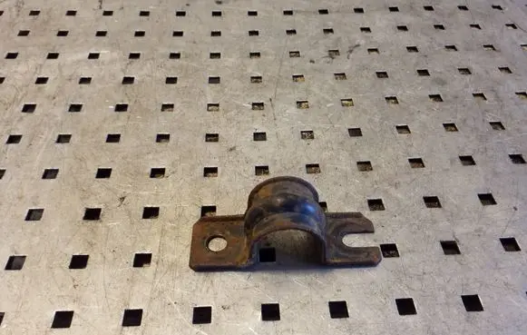Nissan X-Trail T30 Sway bar bush bracket, rear 