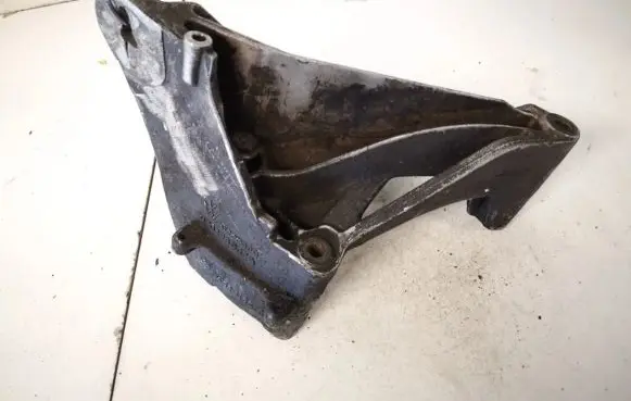 Volkswagen Touareg I Engine mounting bracket 070199307a