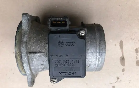 Audi A4 S4 B5 8D Mass air flow meter 037906761B