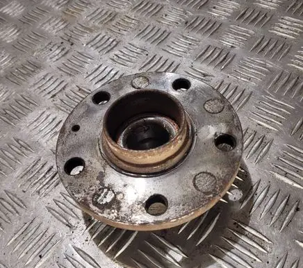 Rear wheel hub