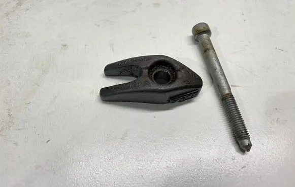 Peugeot 5008 II Fuel Injector clamp holder 9674341880 1982E1