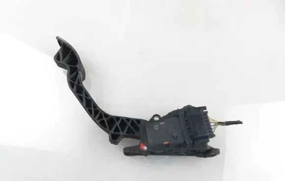 Accelerator throttle pedal