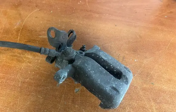 Opel Insignia A Rear brake caliper