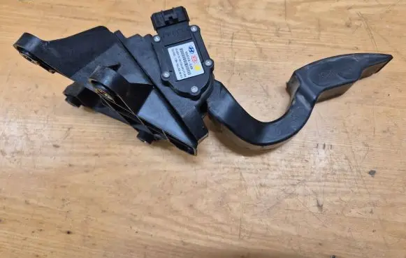 Hyundai Sonata Accelerator throttle pedal 327263L200 BDJ0741 BDJ0741A3L000