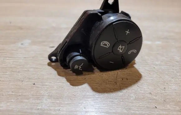 Steering wheel buttons/switches