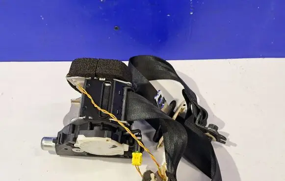 Volvo S60 Middle seatbelt (rear) 39822961