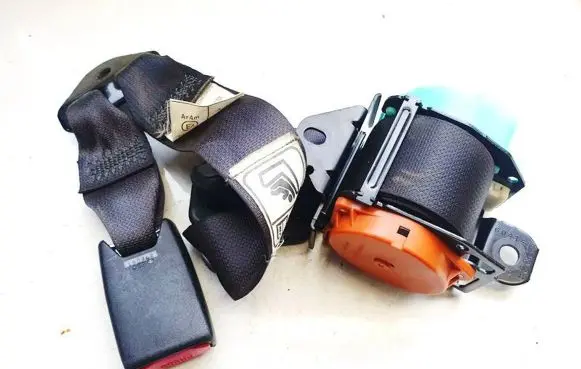 Middle seatbelt (rear)
