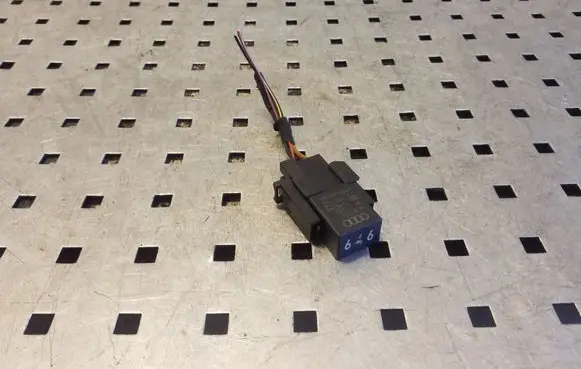 Skoda Yeti (5L) Relay mounting block 4H1937527 4H0951253C