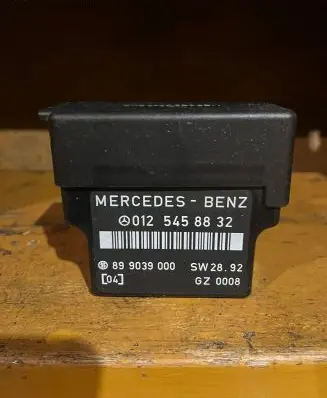 Mercedes-Benz C W202 Glow plug pre-heat relay 0125458832 899039000
