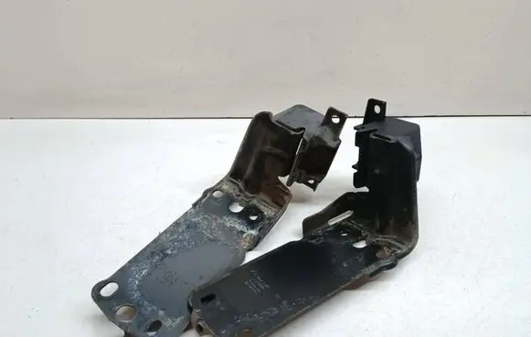 BMW 1 E82 E88 Radiator mount bracket 7117812 7117811
