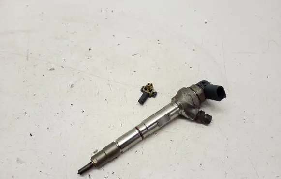 Volkswagen Jetta VI Fuel injector 0445110469 04L130277AC