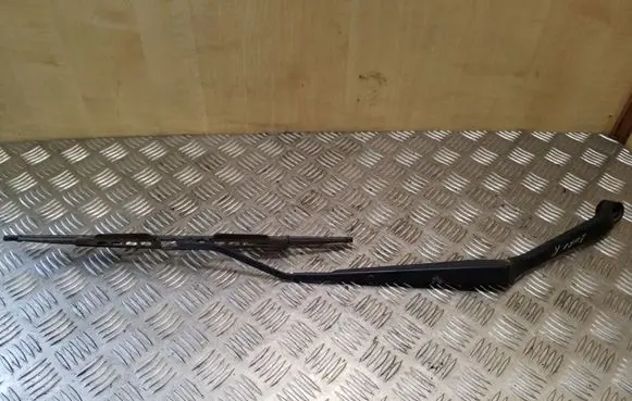 Toyota RAV 4 (XA20) Front wiper blade arm 