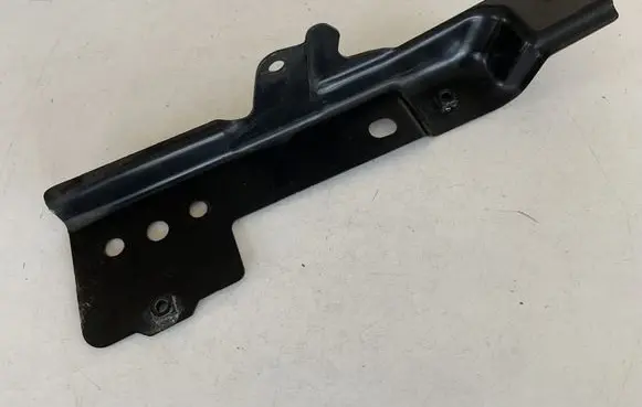 Audi Q7 4L Fender mounting bracket 4L0805698
