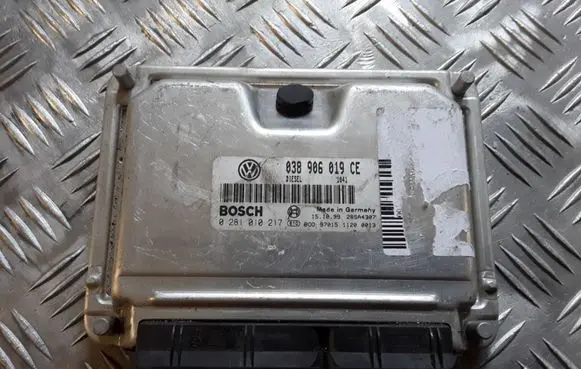 Volkswagen PASSAT B5 Engine control unit/module 038906019CE 0281010217
