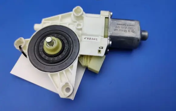 Mercedes-Benz C W204 Front door window regulator motor A2048200142 971133100 0130822441