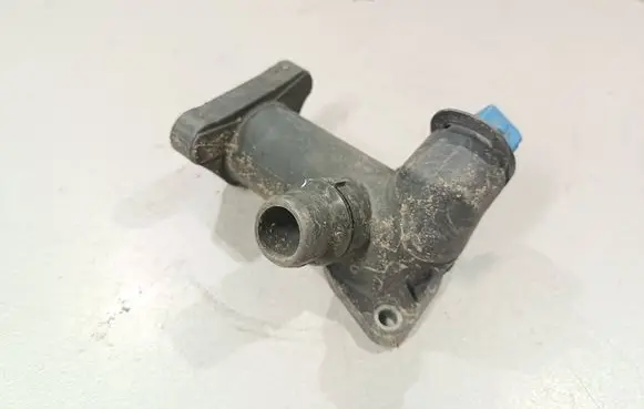 Volkswagen PASSAT B5.5 Engine coolant pipe/hose 058121133B