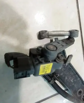 Headlight/headlamp level sensor