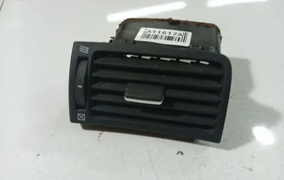 Toyota Avensis T250 Dash center air vent grill