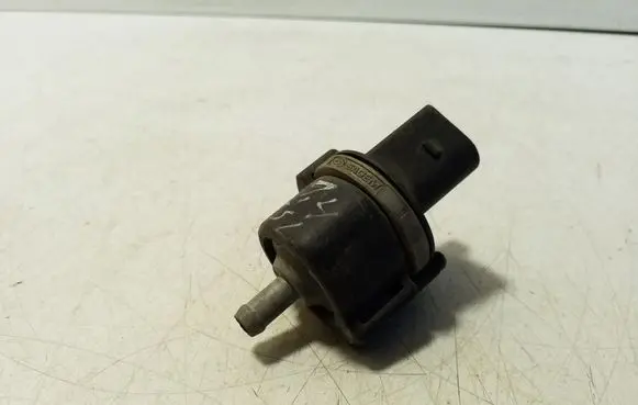 Volkswagen Golf V Vacuum valve 058133459