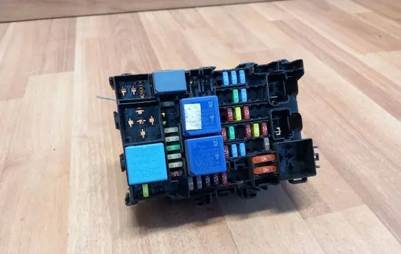 Renault Megane IV Fuse module 243800453R