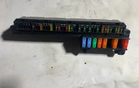 BMW 5 E60 E61 Fuse module 6957330