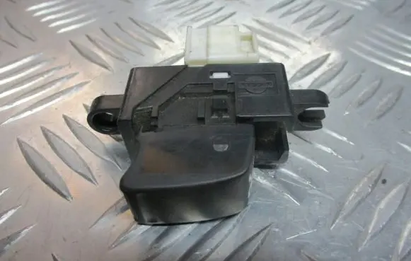 Nissan Almera Tino Electric window control switch