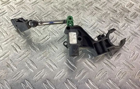 Headlight/headlamp level sensor