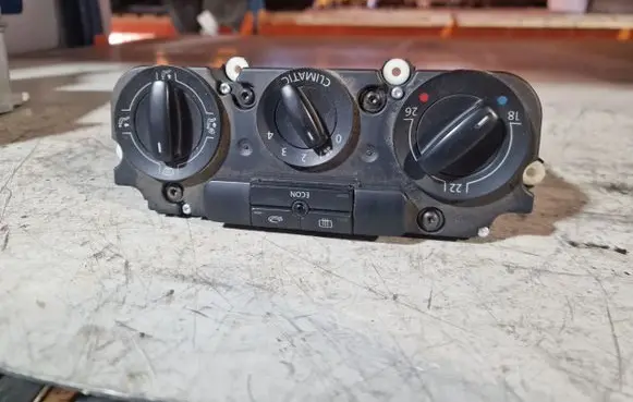 Volkswagen Touran I Climate control unit