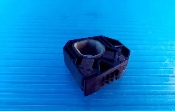 Skoda Octavia Mk2 (1Z) Radiator mount bracket 083920 1Z0121367B
