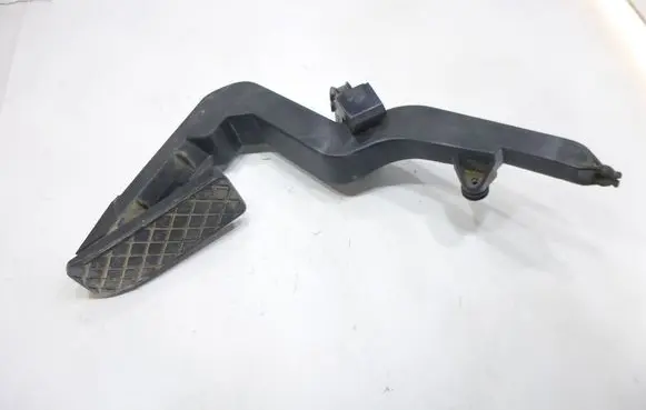 Accelerator throttle pedal