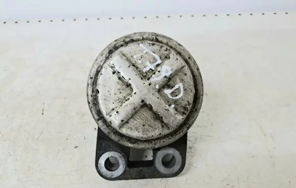 Volvo V70 Engine mount bracket